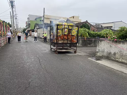 法會結束，會引導家屬燒庫錢給往生者