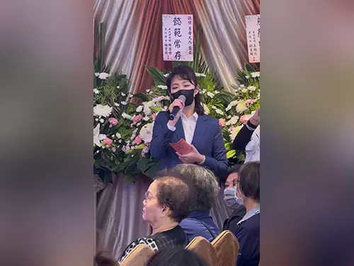 由司儀主持儀式